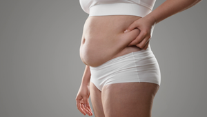 Personne frustrée devant balance